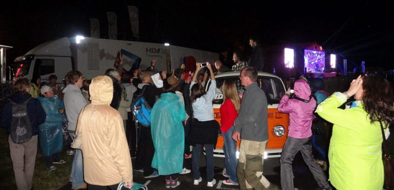 МИР Сибири 2015-Поклонники атакуют автобус с ребятами из Мгзавреби после выступления