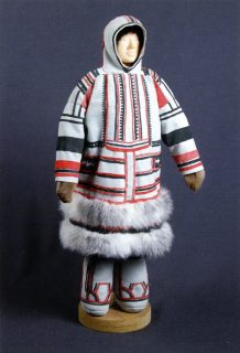 Кукла в нганасанской мужской парке. Ровдуга, крашенная ровдуга, мех песца, ткань