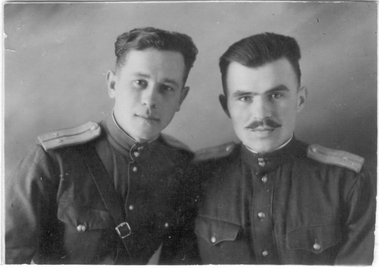 Мельников М.Н. (справа)