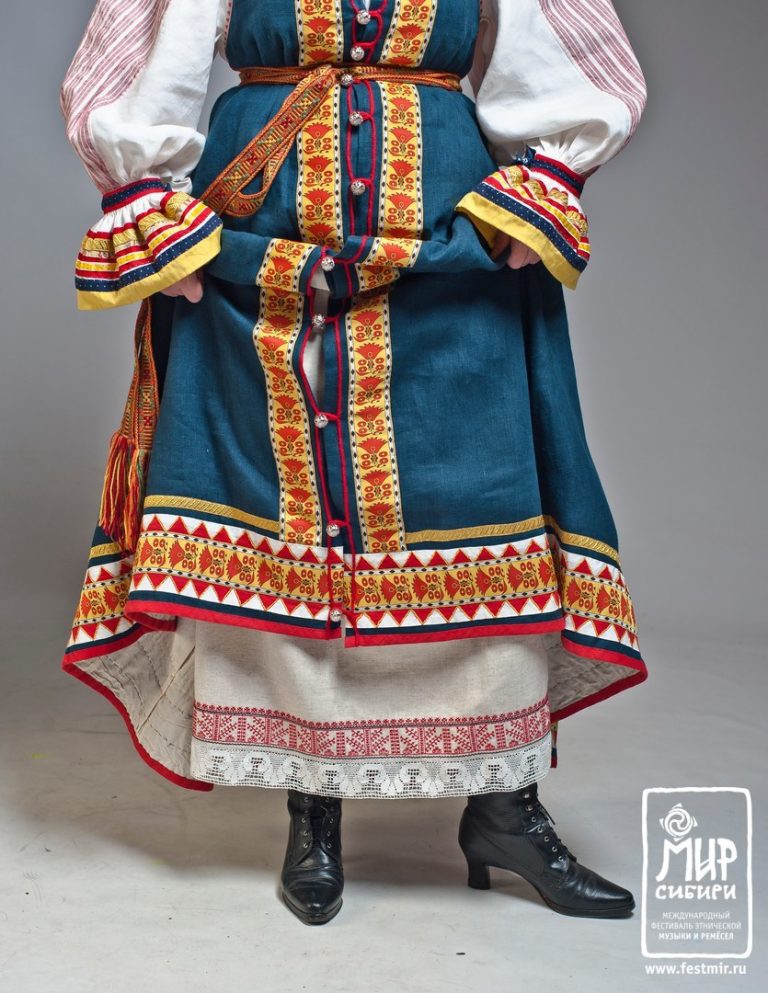 Баринова-Надежда-народный мастер традиционного костюма демонстрирует подол