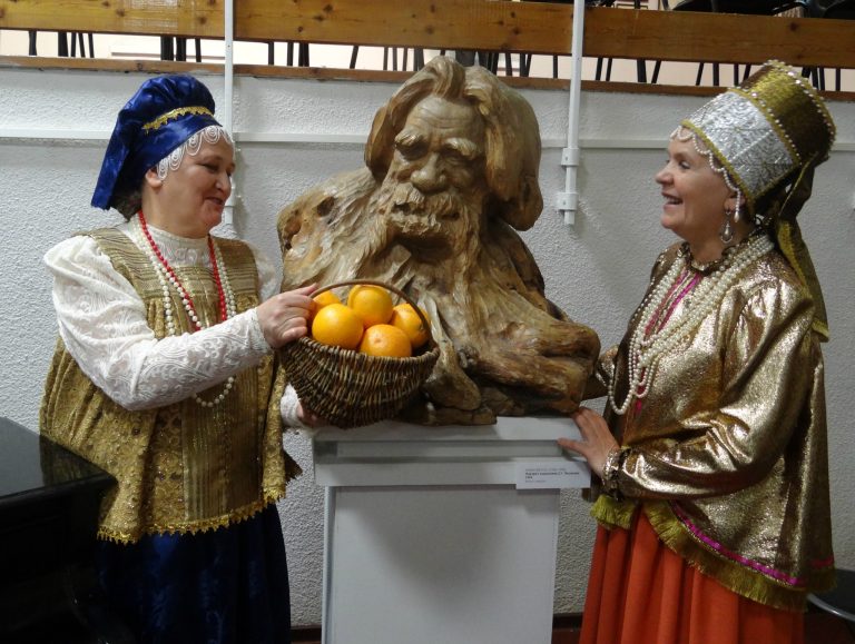 Брусникина-Подруженьки у бюста Писахова по его сказке Апельсин