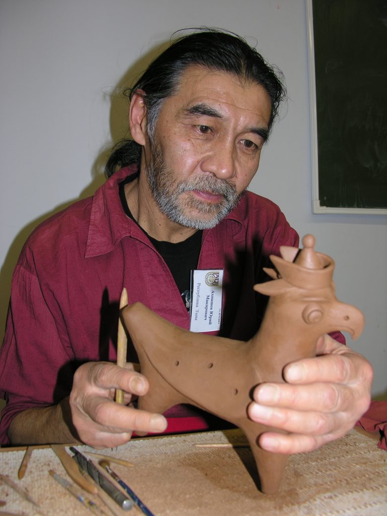 Ахпашев Юрий портрет с глиняной игрушкой