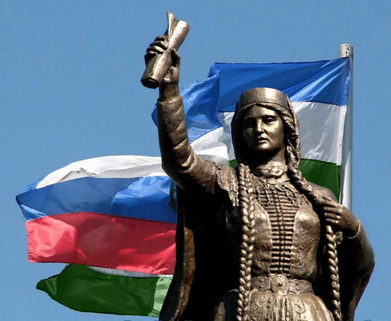 Темрюк-Мария Темрюковна в Нальчике на фоне флагов