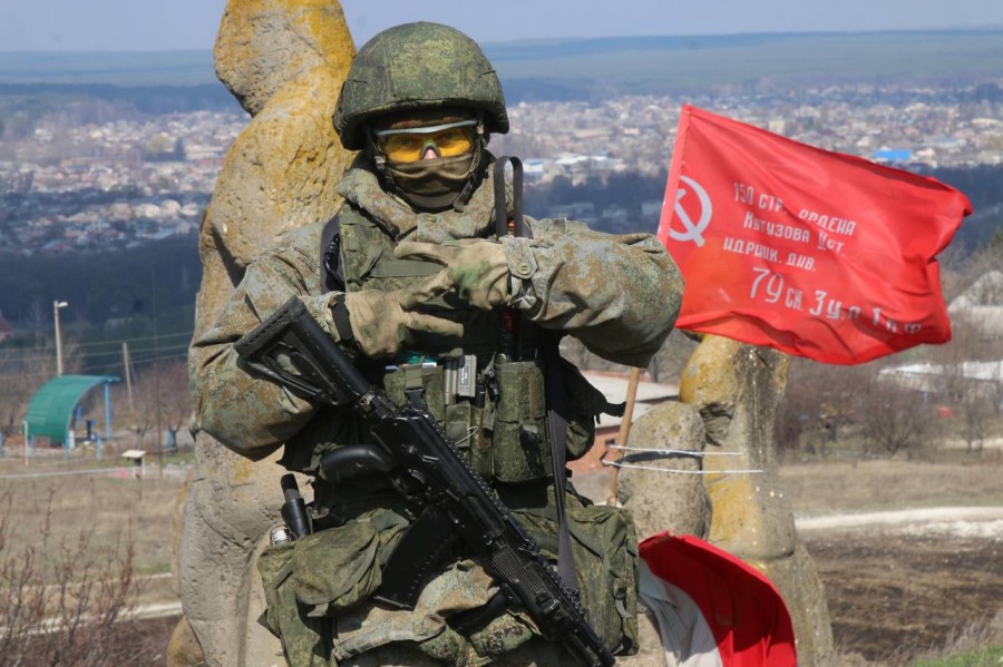 Знамя Победы на горе Кременец в Изюме. Фото - А. Коц